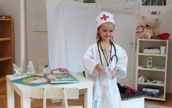 dziewczynka przebrana za pielęgniarkę