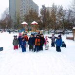 dzieci na sniegu
